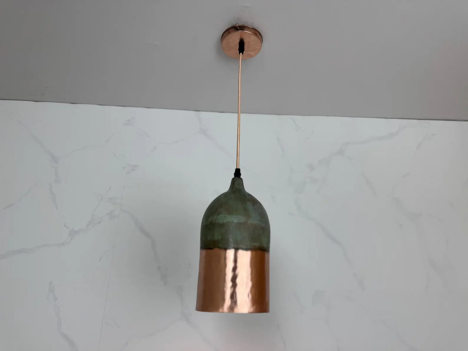 Suspension en cuivre patiné verte